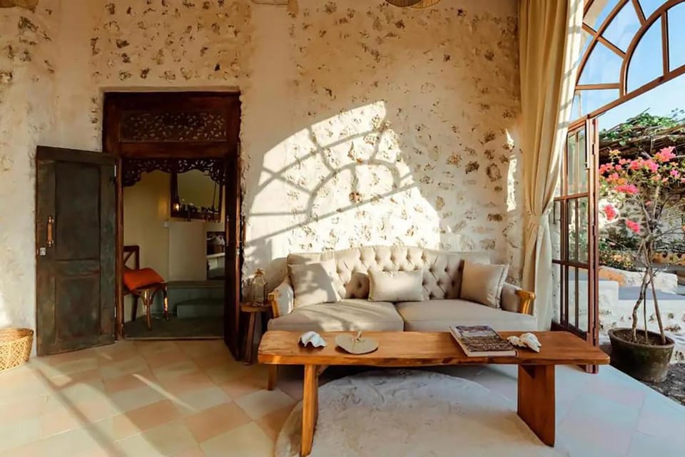 Day, Living room, Seating area
