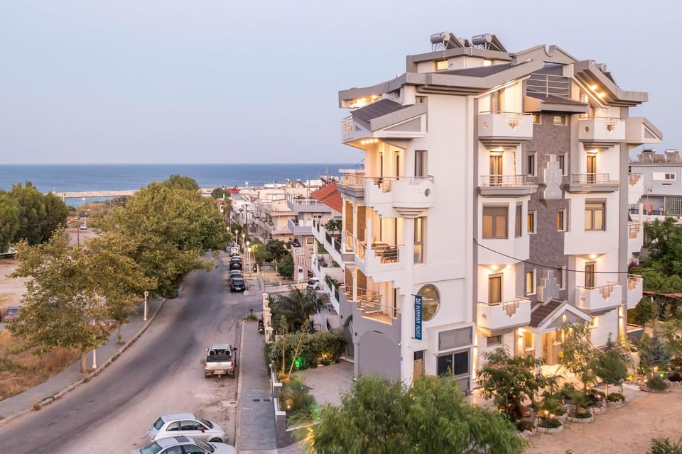 Property building, Day, Neighbourhood, Natural landscape, Bird's eye view, City view, Sea view, Street view, Location, Parking