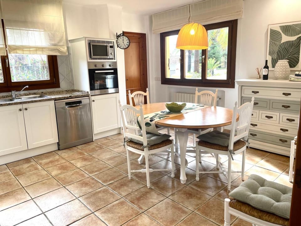 Kitchen or kitchenette, Dining area, dishwasher, oven, stove, toaster