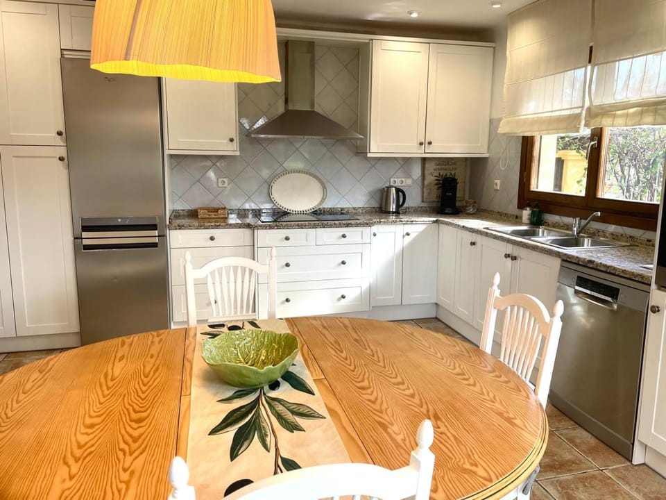 Kitchen or kitchenette, Dining area, dishwasher, stove, toaster