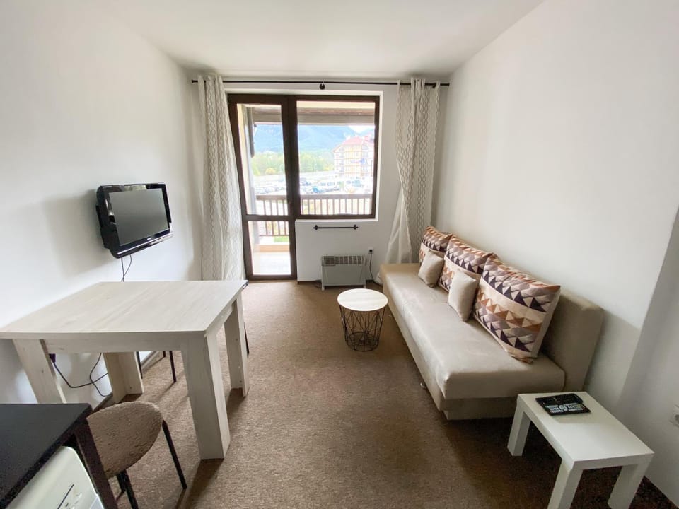 Bed, TV and multimedia, Living room, Dining area