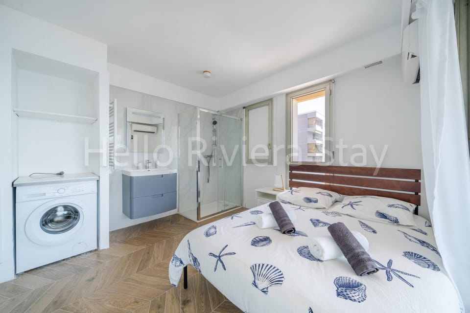 Bed, Photo of the whole room, washing machine, air conditioner