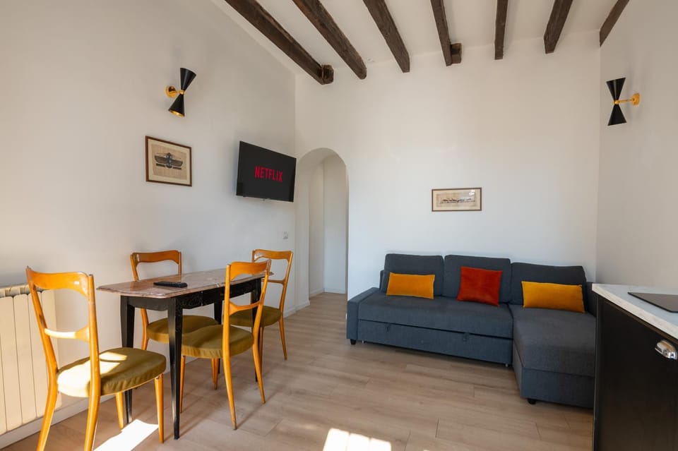 TV and multimedia, Living room, Seating area, Dining area