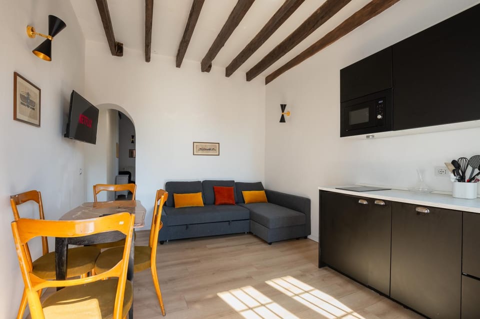 TV and multimedia, Kitchen or kitchenette, Living room, Seating area, Dining area
