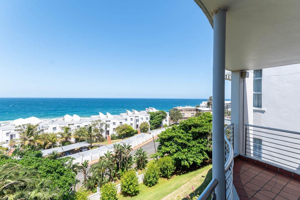 Property building, Day, Natural landscape, Balcony/Terrace, Beach, Sea view