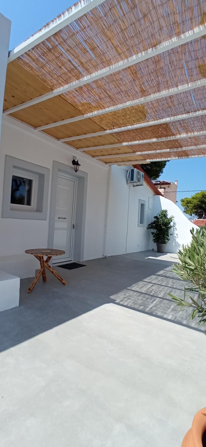 Property building, Patio, Facade/entrance, Day