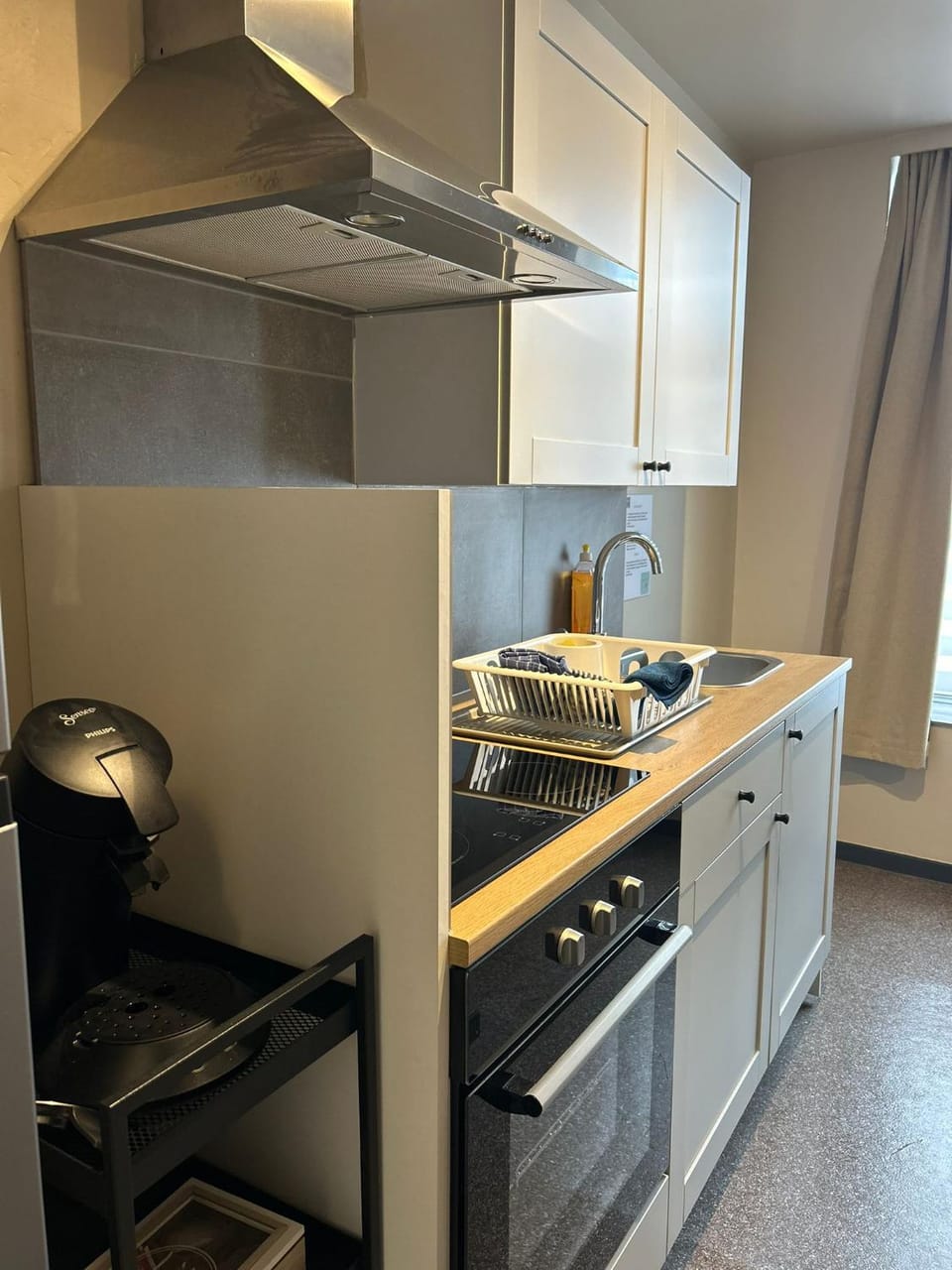 Coffee/tea facilities, Kitchen or kitchenette, oven, stove, stove