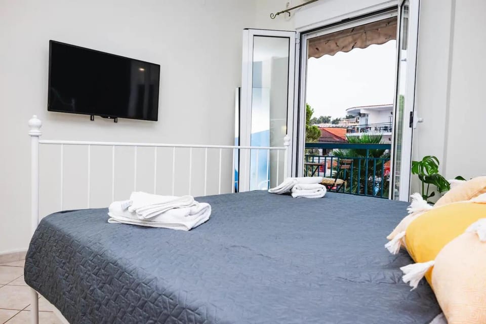 Bed, TV and multimedia, Balcony/Terrace, Bedroom, towels