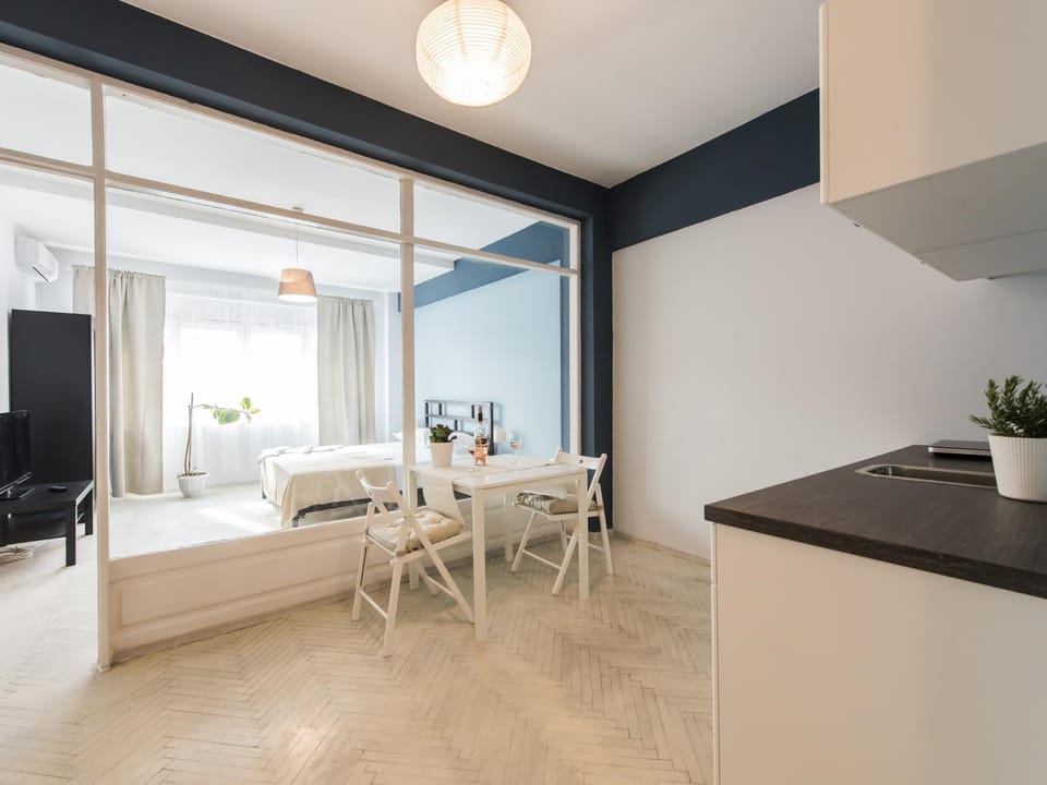 Kitchen or kitchenette, Seating area, Dining area