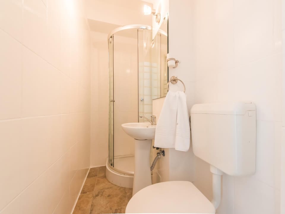 Shower, Toilet, Bathroom, towels