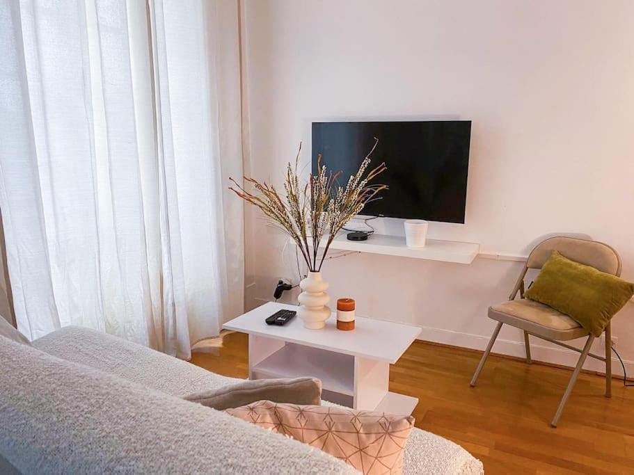 une pièce Cosy à 5 Min de la Tour Eiffel à pied C09 Apartment in Paris