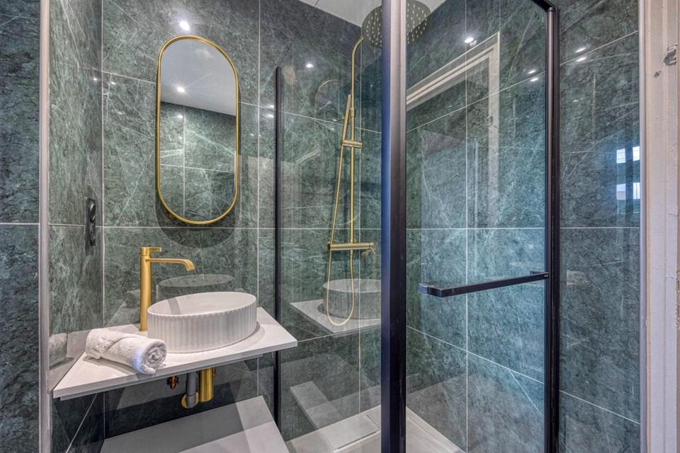 Shower, Toilet, Bathroom, towels