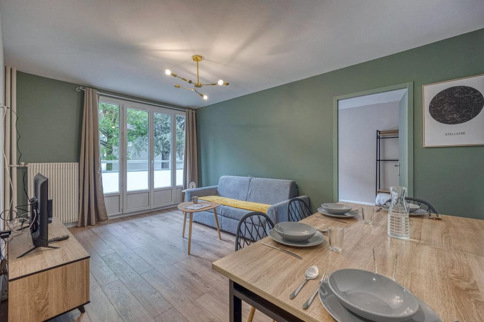 Bed, TV and multimedia, Living room, Photo of the whole room, Seating area, Dining area, Bedroom