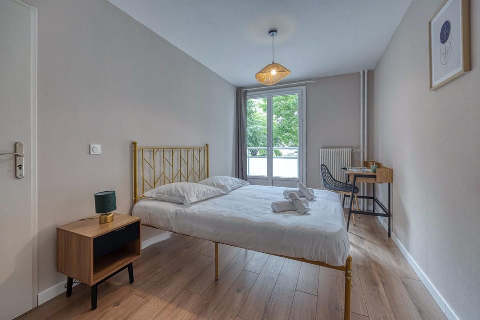 Bed, Photo of the whole room, Bedroom, towels
