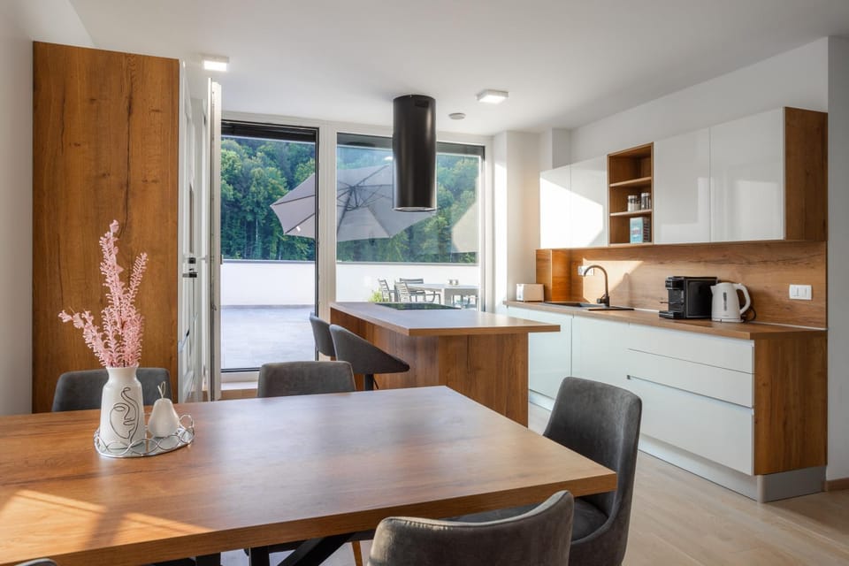 Coffee/tea facilities, Kitchen or kitchenette, Dining area, stove, toaster
