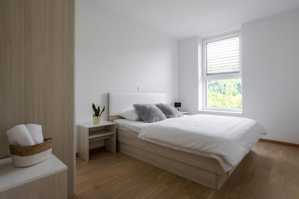 Bed, Bedroom, towels