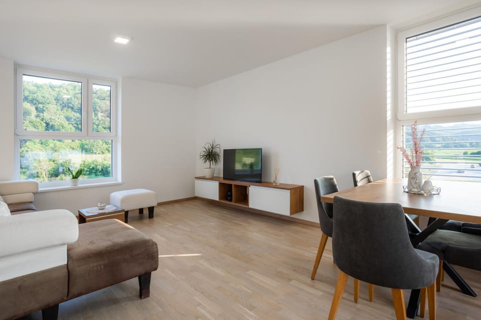 TV and multimedia, Living room, Seating area, Dining area