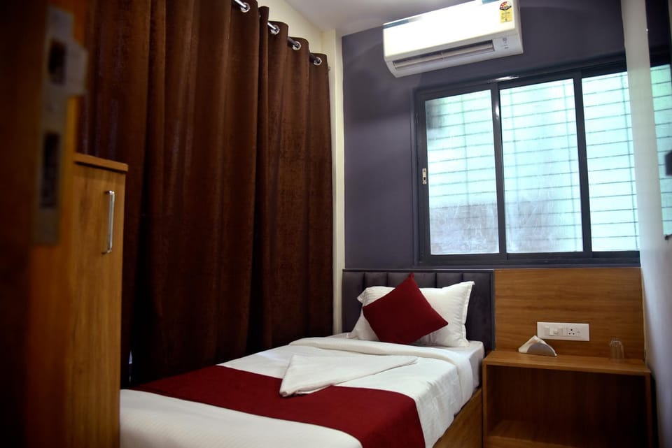 Bed, Photo of the whole room, Bedroom, towels, air conditioner