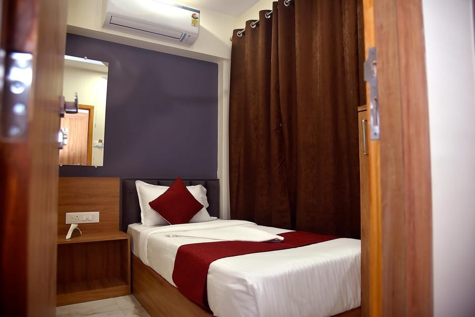 Bed, Photo of the whole room, Bedroom, air conditioner