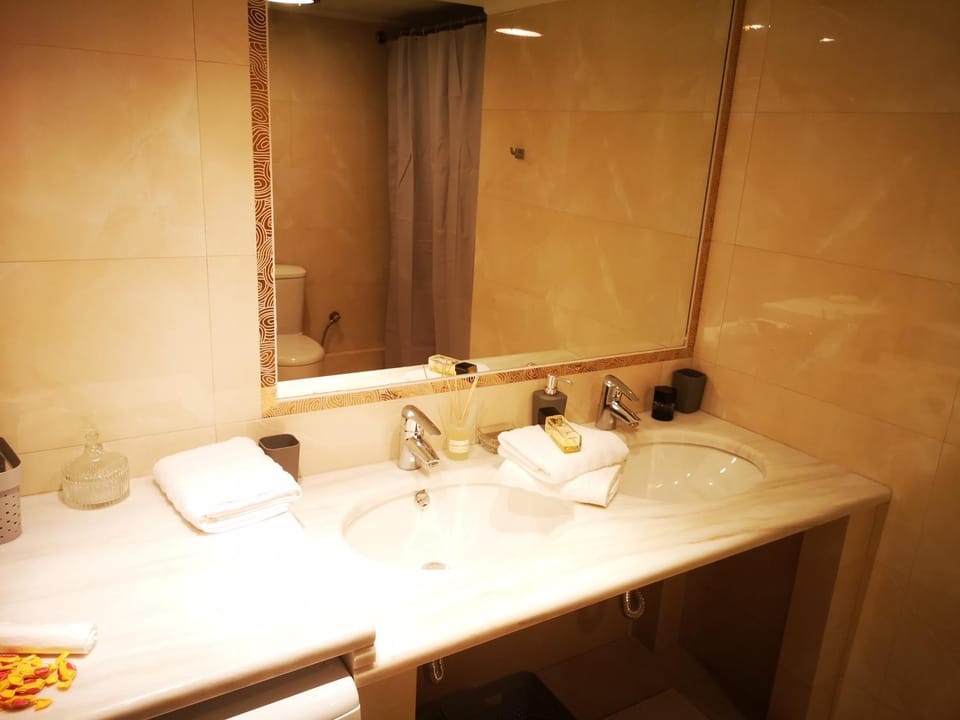 Shower, Bathroom, towels