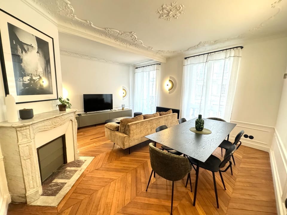 TV and multimedia, Living room, Seating area, Dining area