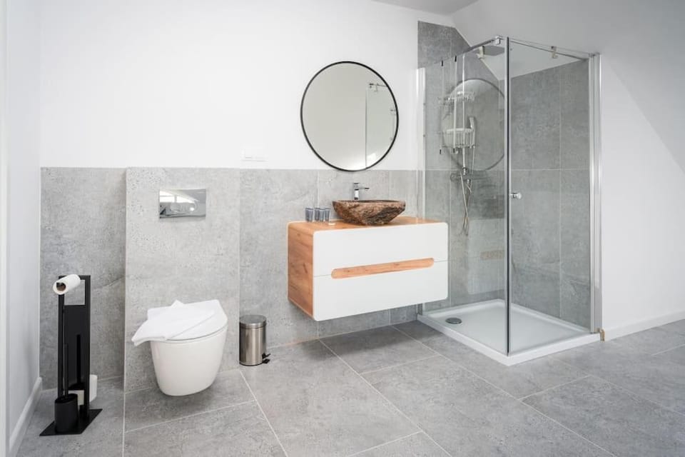 Shower, Toilet, Bathroom, towels