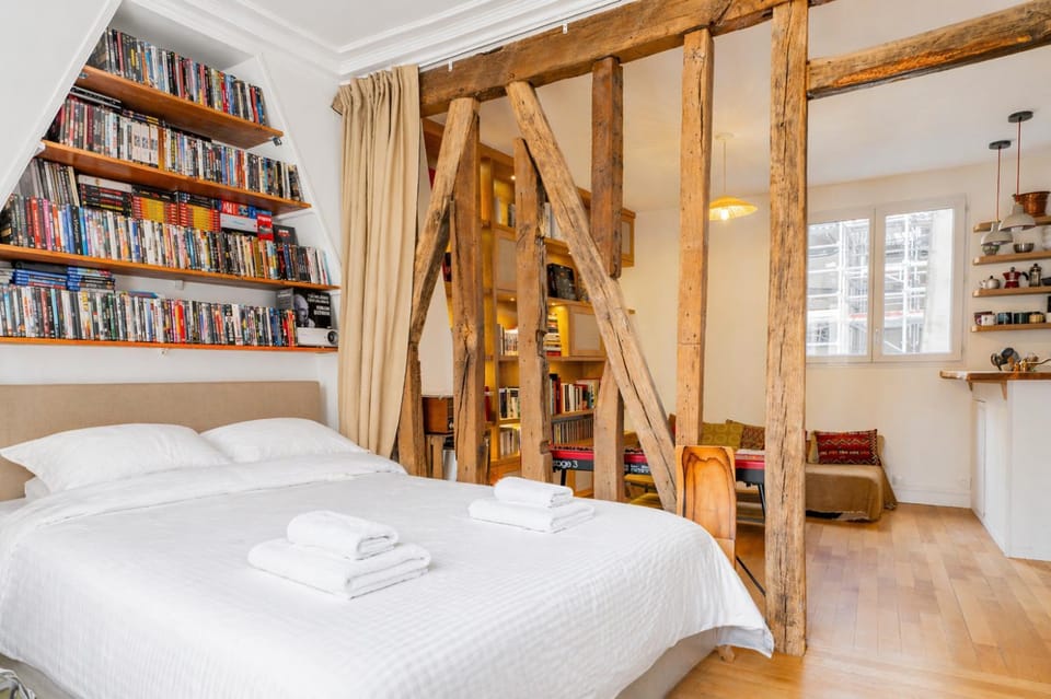 Bed, Library, Photo of the whole room, Bedroom, towels
