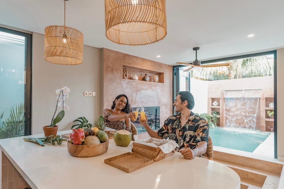 People, Kitchen or kitchenette, Living room, Food and drinks, Seating area, Dining area, Food, Guests, Breakfast, Dinner, Drinks, group of guests