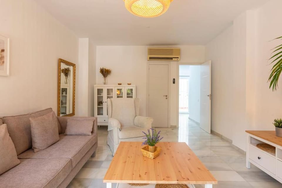 TV and multimedia, Living room, Seating area, air conditioner