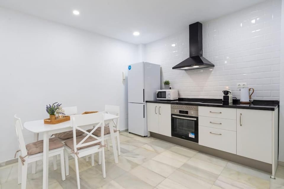 Coffee/tea facilities, Kitchen or kitchenette, Dining area, dishwasher, microwave, oven, stove, toaster, washing machine