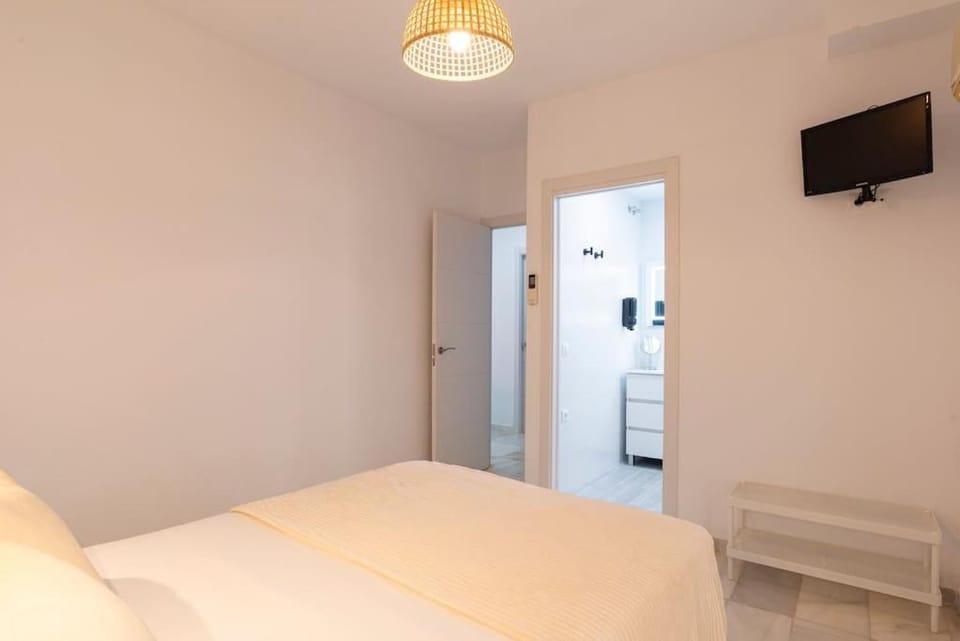 Bed, TV and multimedia, Photo of the whole room, Bedroom, air conditioner