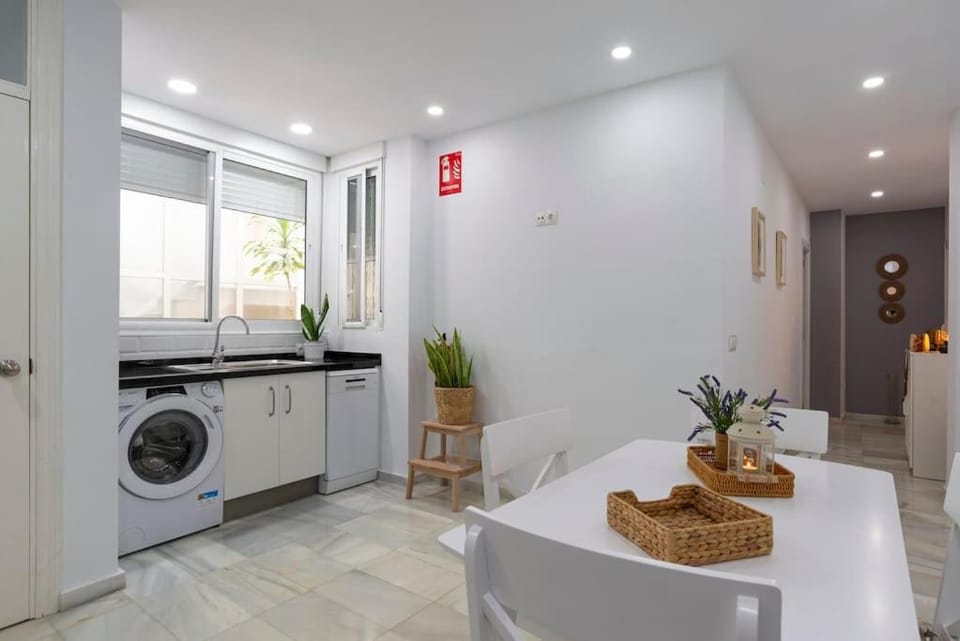 Coffee/tea facilities, Kitchen or kitchenette, Dining area, dishwasher, microwave, oven, stove, washing machine