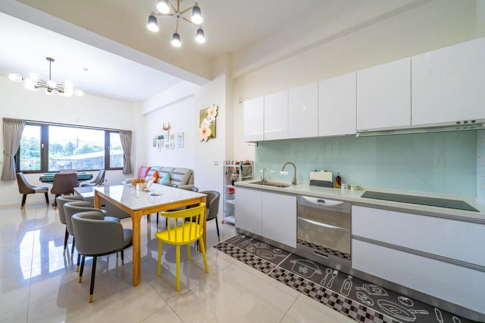 Restaurant/places to eat, Kitchen or kitchenette
