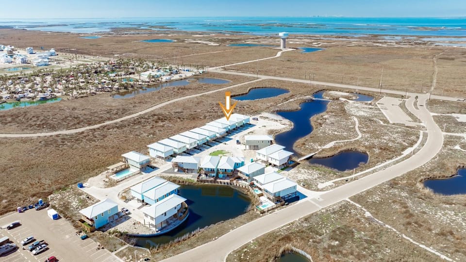 Beach to Bay - OCEAN VIEWS! Private Pool! House in Port Aransas