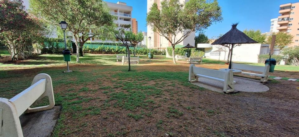 NUEVO APTO PARA HASTA 6 PERSONAS MUY CERCA DE PLAYA LEVANTE BENIDORM CON JARDÍNES Y GRAN PISCINA , PISTA DE TENnIS Y FUTBOL DEPORTES Y ZONA INFANTIL ,EN URBANIZACIÓN CON PARKING Apartment in Benidorm