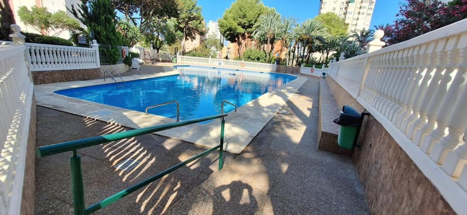 NUEVO APTO PARA HASTA 6 PERSONAS MUY CERCA DE PLAYA LEVANTE BENIDORM CON JARDÍNES Y GRAN PISCINA , PISTA DE TENnIS Y FUTBOL DEPORTES Y ZONA INFANTIL ,EN URBANIZACIÓN CON PARKING Apartment in Benidorm