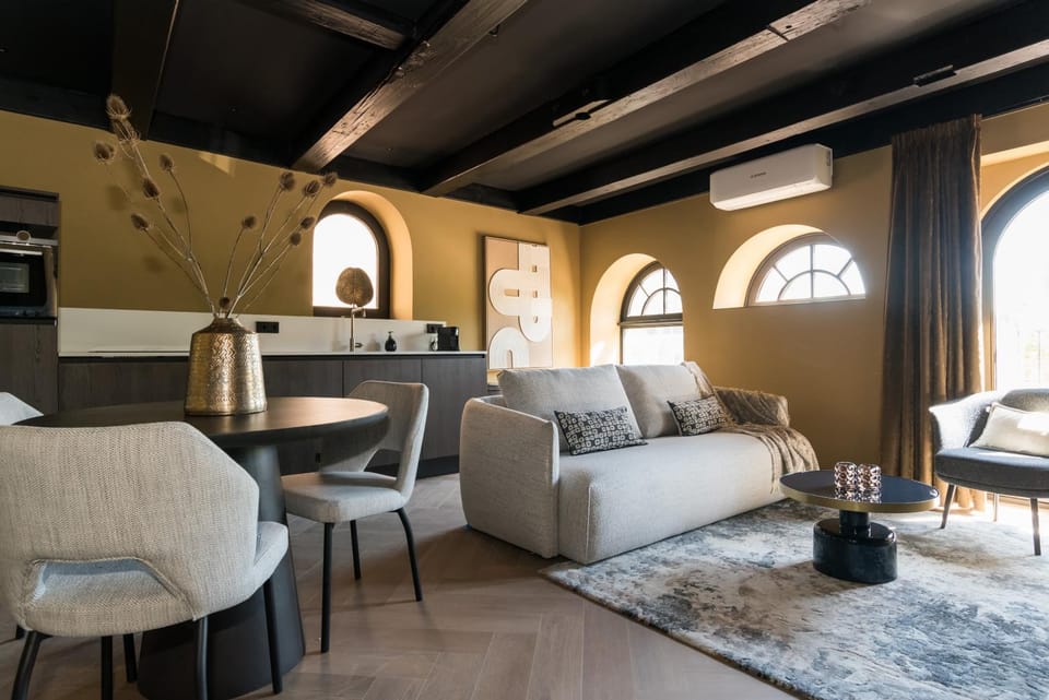 Kitchen or kitchenette, Living room, Seating area, Dining area