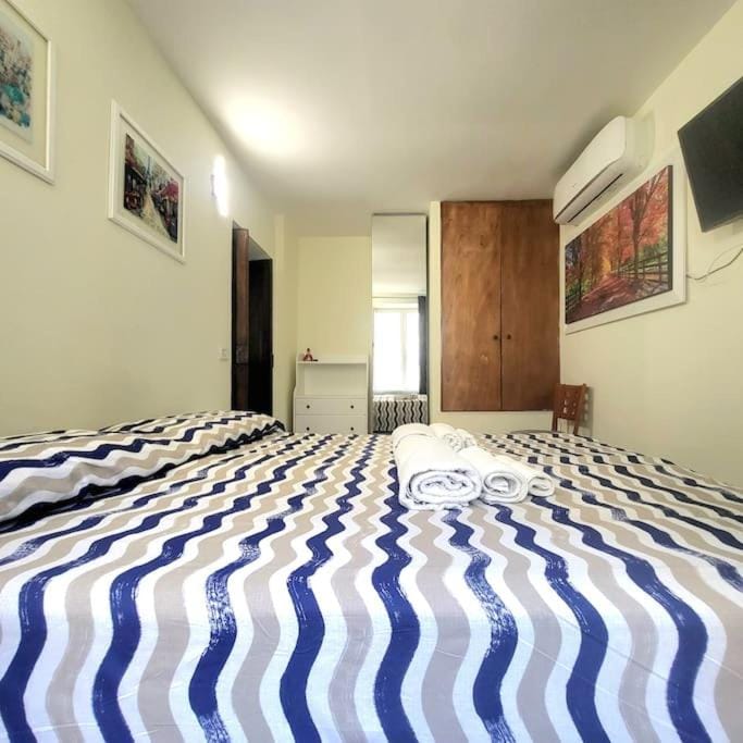 Bed, TV and multimedia, Photo of the whole room, Bedroom, wardrobe, air conditioner