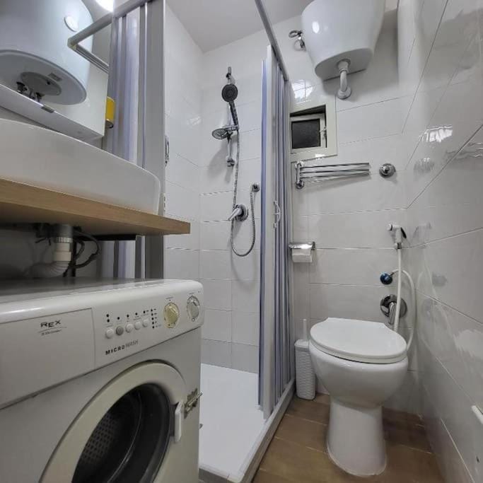Shower, Toilet, washing machine