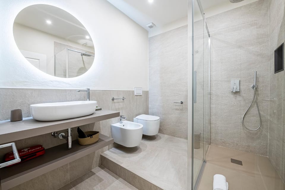 Shower, Toilet, Bathroom, bidet, towels