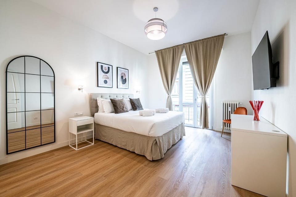 Bed, TV and multimedia, View (from property/room), Photo of the whole room, Seating area, Bedroom, Street view, Quiet street view, towels, wardrobe, air conditioner