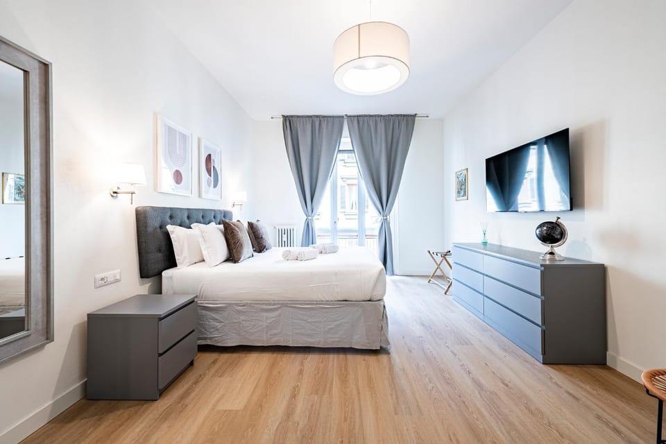 Bed, TV and multimedia, View (from property/room), Photo of the whole room, Seating area, Bedroom, Street view, Quiet street view, towels, wardrobe, air conditioner