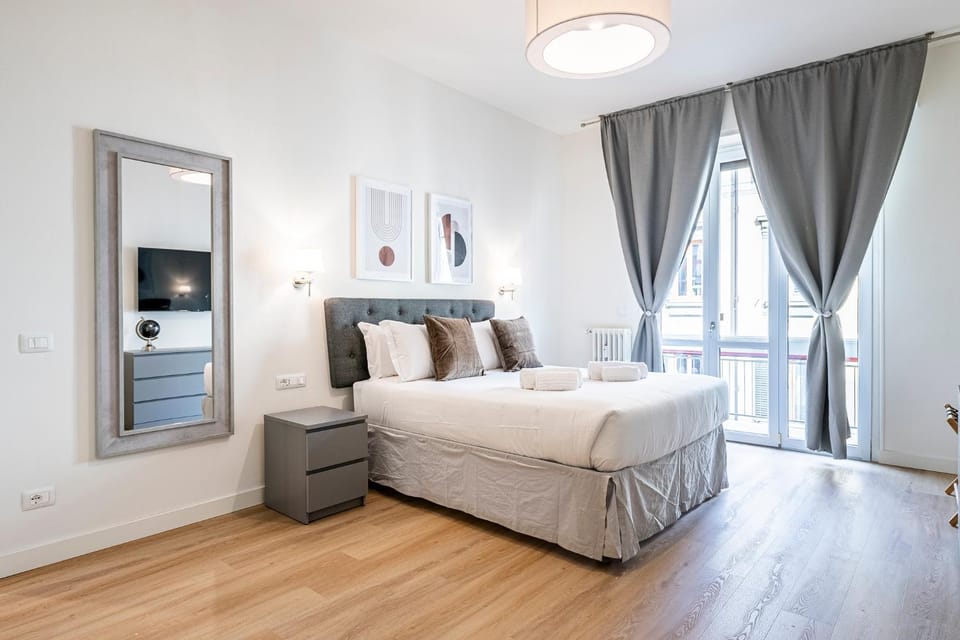 Bed, TV and multimedia, View (from property/room), Photo of the whole room, Bedroom, Street view, Quiet street view, towels, wardrobe, air conditioner