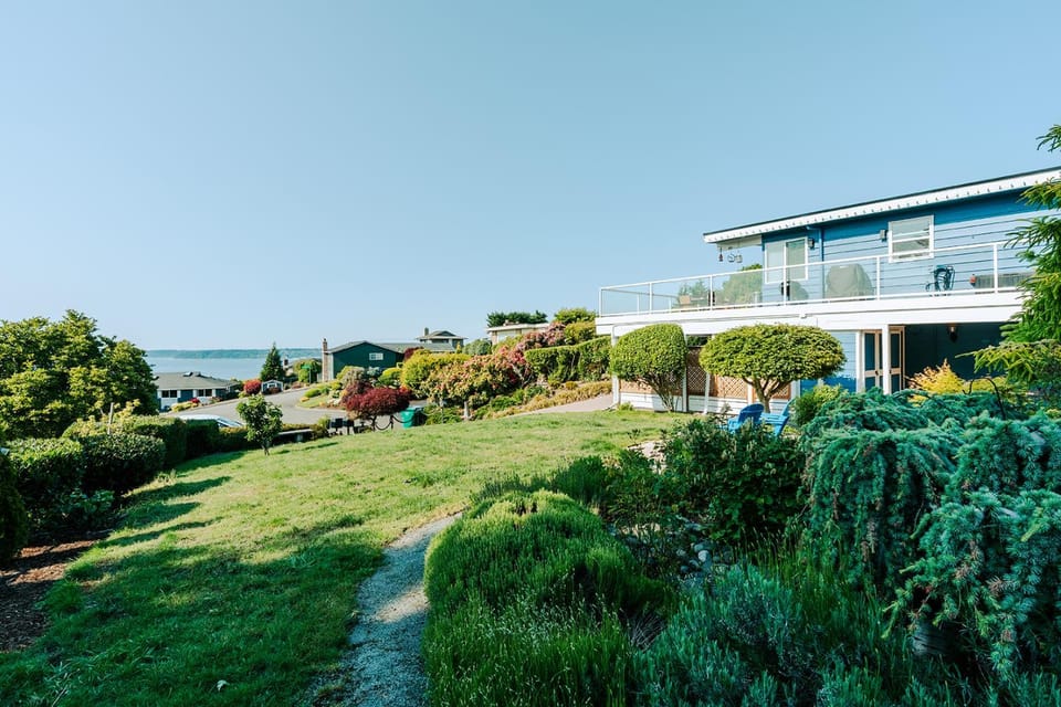 Property building, Spring, Natural landscape, Garden, Garden view, Sea view