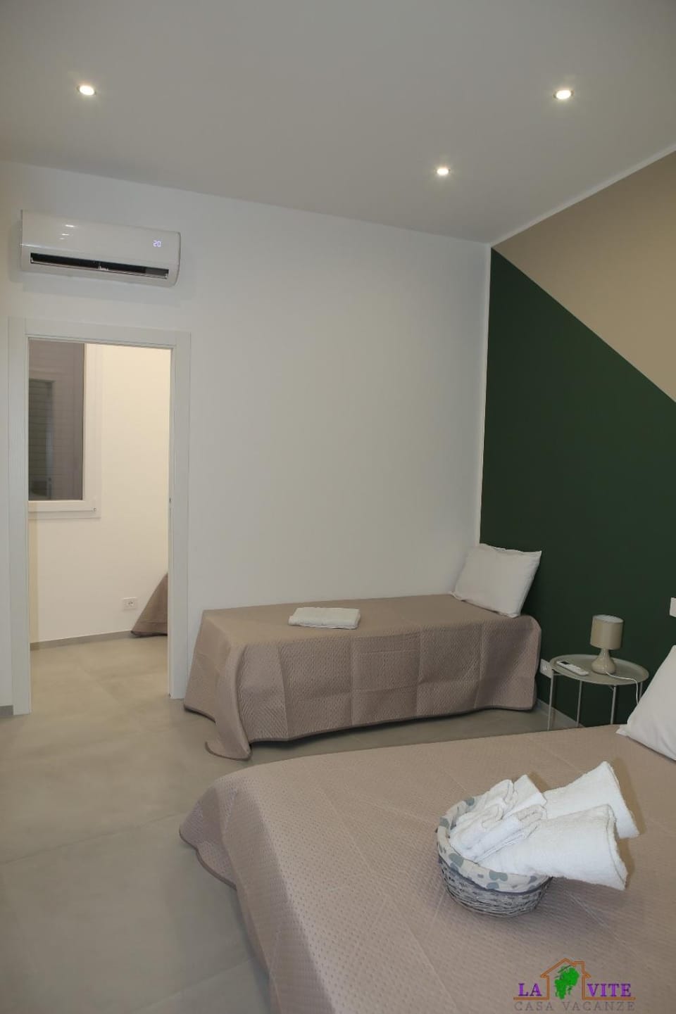 Bedroom, towels