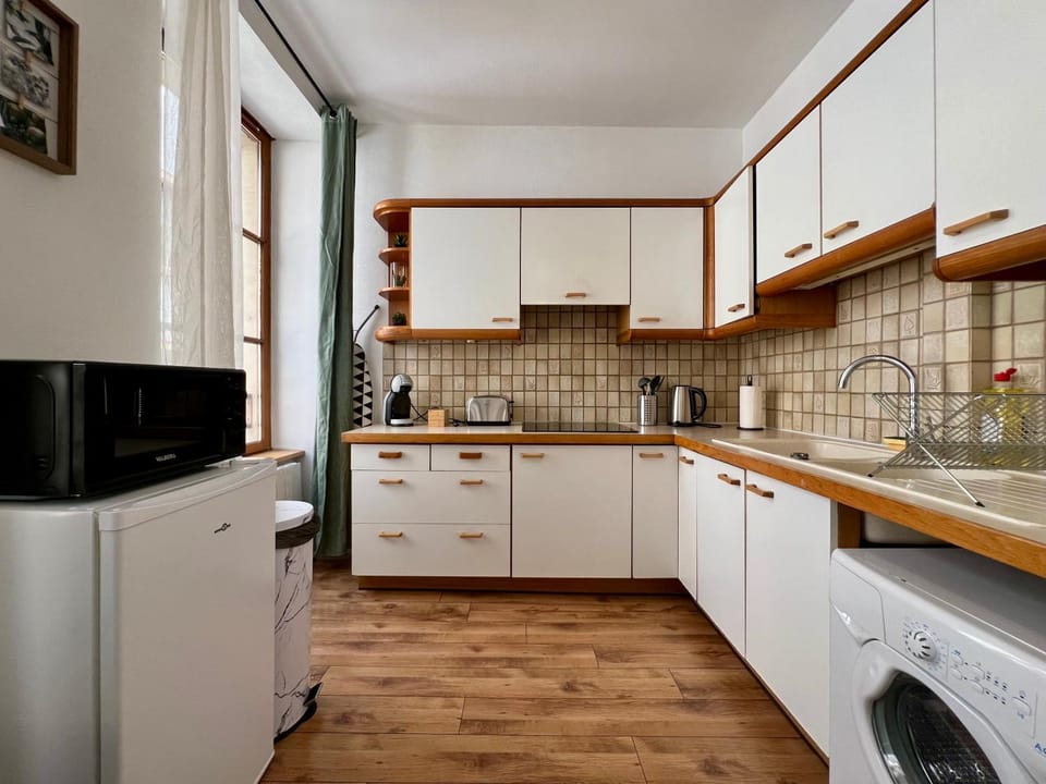 Coffee/tea facilities, Kitchen or kitchenette, oven, stove, toaster, washing machine