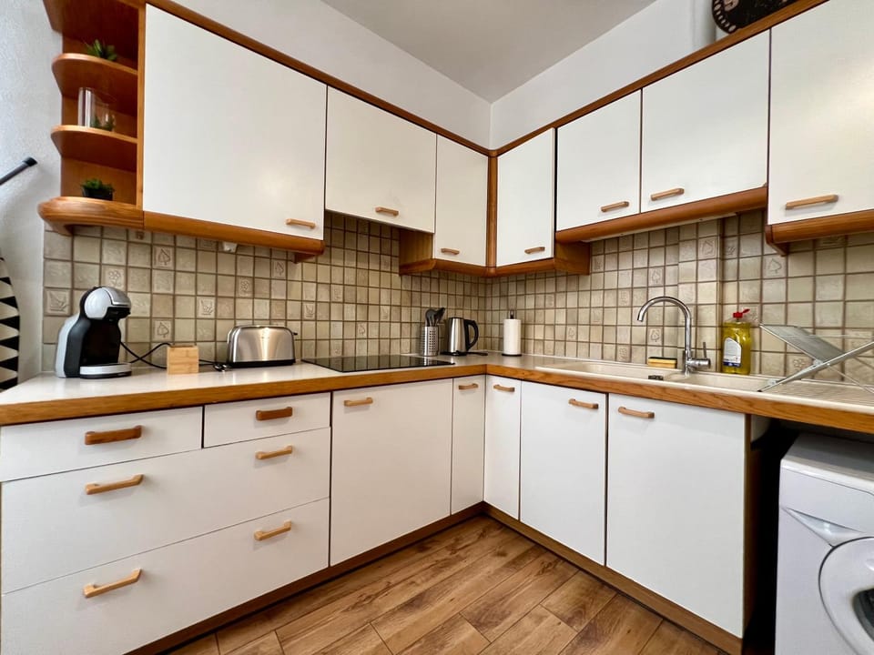 Coffee/tea facilities, Kitchen or kitchenette, oven, stove, toaster, washing machine