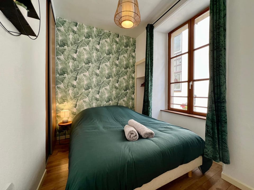 Bed, Photo of the whole room, Bedroom, towels