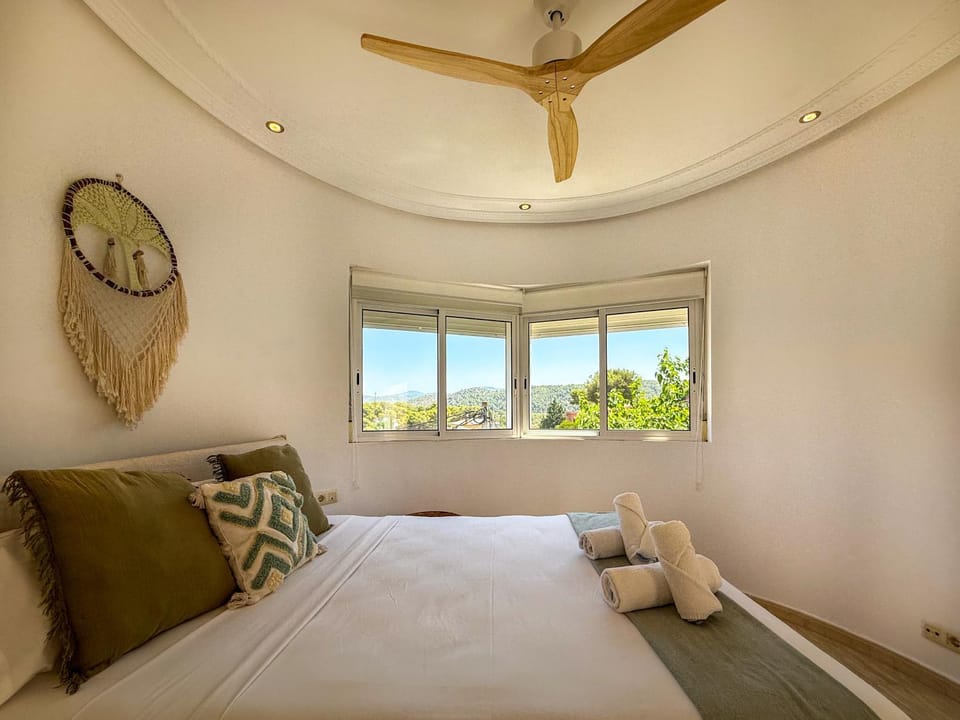 Bedroom, Mountain view