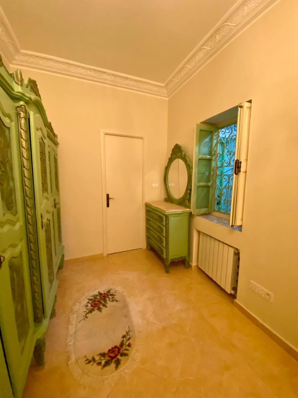 Photo of the whole room, Bedroom, wardrobe